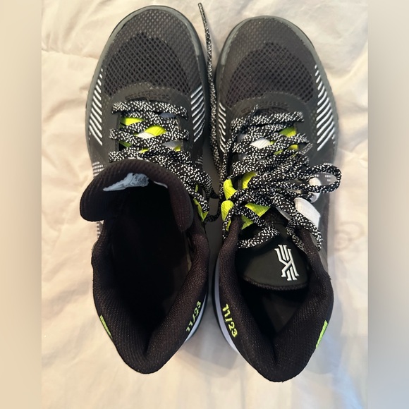 Nike Kyrie Irving 4 youth basketball trainer - Picture 2 of 5